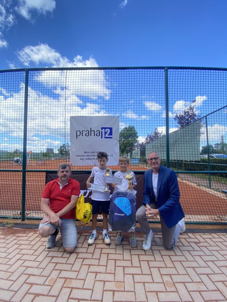 Ing. Saic, předseda PTS, Zhuk, Kožuský a Ing. Kos, starosta MČ Praha 12
